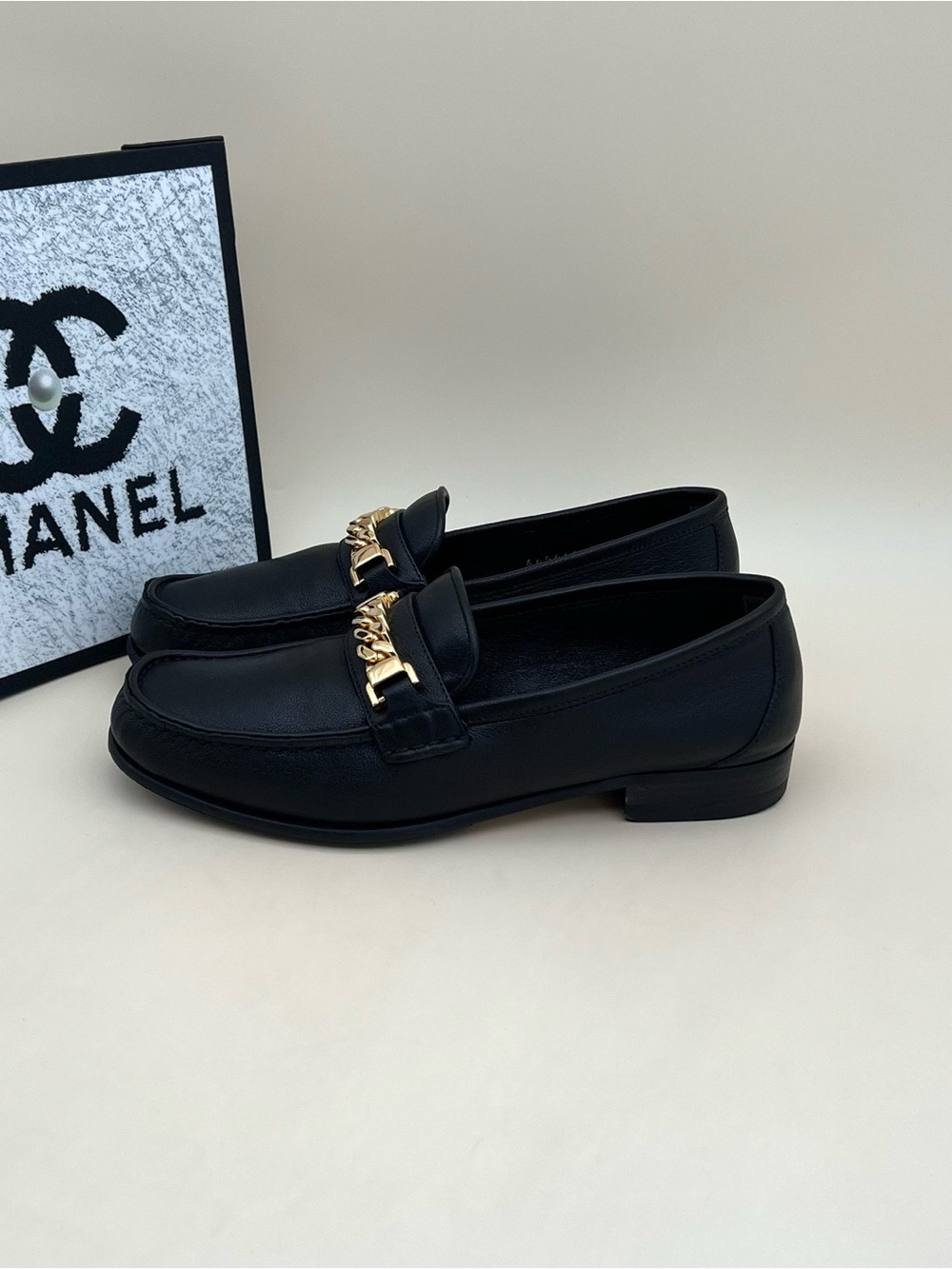 🚩steal Gucci Black Leather Loafers with Gold Chain Accent